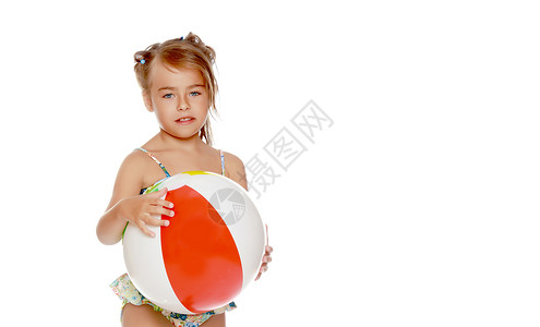 穿泳衣的小女孩和球 孩子的情绪概念 闲暇 海滨高清图片