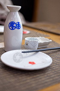 日式餐桌和清酒 传统的 筷子 盘子 水壶 饮料 小清酒杯背景图片