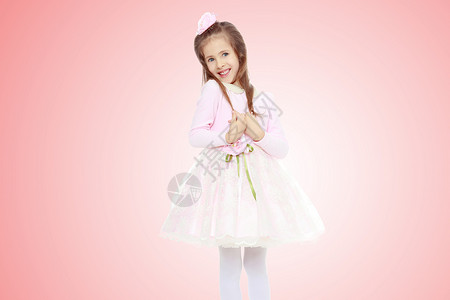 穿粉红色裙子的美貌小姑娘 幸福 乐趣 脸 假期背景图片
