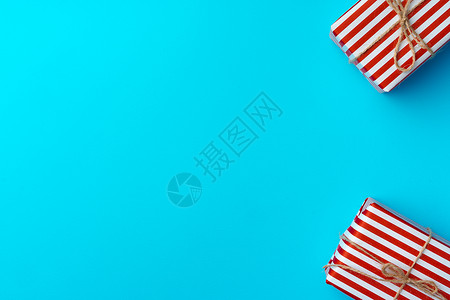 蓝色背景的红色和白条纹红和白色礼品盒 蓝色的背景图片