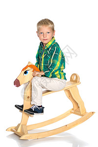 宝宝骑木马一个小男孩骑着木马 幸福 牛仔 木头 童年 小马 家背景
