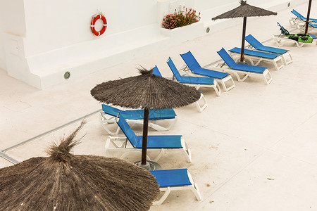 旅馆游泳池 有空的太阳休息者 旅行 海 季节背景图片
