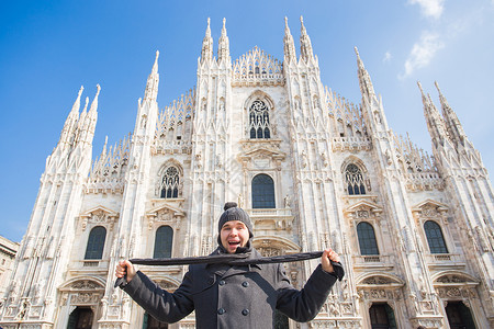 多莫大教堂冬季旅行 度假和人的概念——英俊的男游客在米兰著名的杜奥莫大教堂前拍自拍照片 这是非常棒的背景
