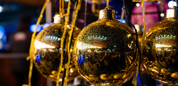墙上装饰圣诞的金色玻璃球 装饰风格 季节 阴影 装饰品背景图片