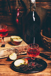 土制红红色卷心菜和巧克力加苹果 开胃菜 玻璃器皿 伏特加酒背景图片