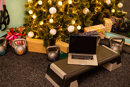运动配件 哑铃 平板电脑 冷杉树枝和背景圣诞装饰品 带复制空间的顶视图 健身 运动和健康的生活方式背景图片