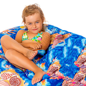 穿泳衣的小女孩坐在枕头上 时尚 海 旅游 帽子高清图片