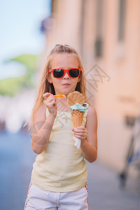 吃冰淇淋女孩可爱的小女孩夏天在户外吃冰淇淋 意大利语 罗马 旅行背景
