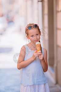 吃冰淇淋女孩可爱的小女孩夏天在户外吃冰淇淋 女儿 罗马 胡扯背景