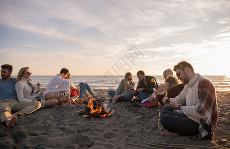 篝火剪影秋天在海滩玩得开心的朋友 畅快 团体 舞蹈 阳光背景