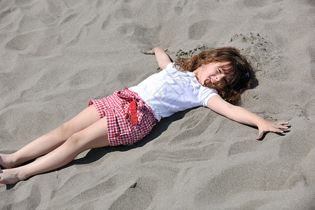 沙滩上的小小女孩肖像 海滩 海岸 海 季节 头发背景图片