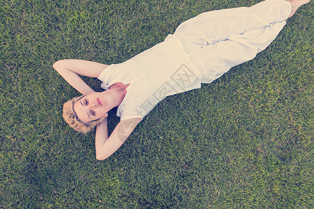 女青年在草地上放松的风景 幸福 生活 休息图片