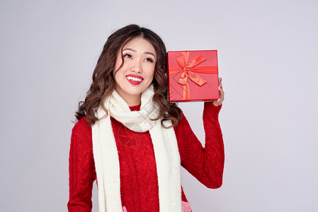 年轻 漂亮和快乐的女人的肖像 带着圣诞礼物盒 盒子 新年背景图片