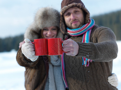 快乐的年轻夫妇在冬天喝热茶 饮料 圣诞节 户外 晴天图片