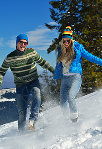 冬雪中的小情侣 女孩 高山 拥抱 走 天空 夫妻 自然微笑高清图片素材