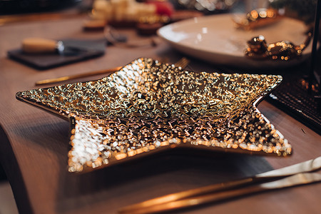 美丽的喜宴桌 有很多圣诞装饰品 吃 吃饭时间 用餐背景图片