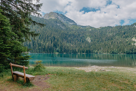 米特放松 在湖边休息 俯瞰湖光山色的木凳 美丽神秘的湖 黑湖 杜米托尔国家公园 黑山 旅游 马焦雷背景