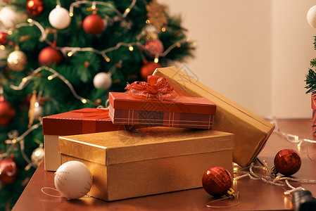带有彩色球和家里礼品盒的盛装圣诞树 木制的 装饰品背景图片