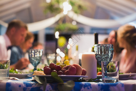客人在婚礼桌边吃东西 快餐桌 庆祝 餐厅 假期团体高清图片素材