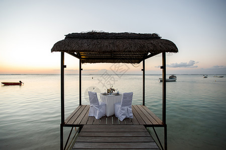 日落时在海滩上开浪漫晚宴 海滨 玻璃 海洋 宴会派对高清图片素材