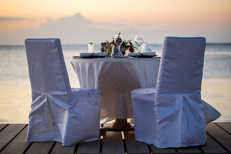 日落时在海滩上开浪漫晚宴 旅行 海洋 浪漫的奢华高清图片素材