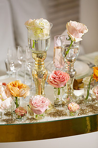 婚礼装饰 鲜花 粉红色和金色的装饰 蜡烛 以及香烛等活动背景图片