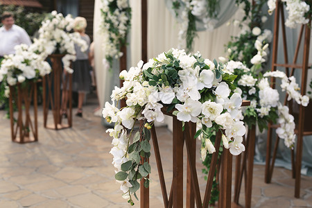 细节 在露天的鲜花和蜡烛的婚礼仪式 适合新婚夫妇的温柔美丽的婚礼装饰 派对 环境背景图片