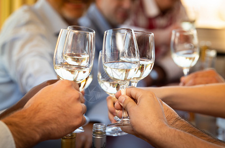 在酒吧或餐馆为友好派对提供饮料中的白酒 在酒吧或餐厅服务团队高清图片素材