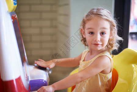 她从小就立志要成为一名电竞少女 一个可爱的小女孩在室内玩游戏背景