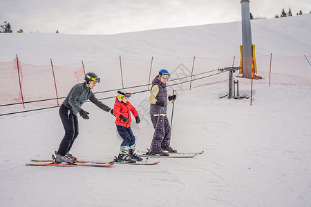 滑雪课教学享受高清图片