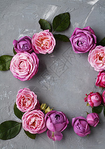 粉红玫瑰就放在灰色混凝土背景上 打贺词的地方 明信片 绿色的背景图片