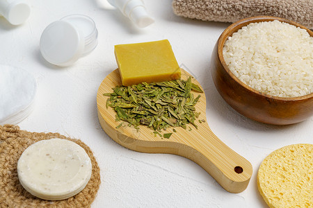 成分分子发酵皮肤护肤化妆品 有强力自然发酵成分的大米 绿茶叶背景