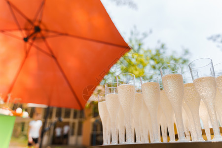 有许多酒杯和香槟 为商界人士提供餐饮及婚礼仪式 欢迎在可支配塑料红酒杯中用闪亮的葡萄酒饮料区 用餐 优雅周年纪念日高清图片素材