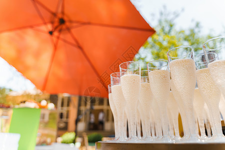 有许多酒杯和香槟 为商界人士提供餐饮及婚礼仪式 欢迎在可支配塑料红酒杯中用闪亮的葡萄酒饮料区 气泡餐厅高清图片素材