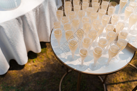 白桌上有许多葡萄酒杯 为商界人士提供餐饮和婚礼仪式 欢迎在可支配塑料红酒杯中加香槟的饮料区 食物 玻璃喝高清图片素材