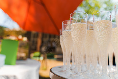 白桌上有许多葡萄酒杯 为商界人士提供餐饮和婚礼仪式 欢迎在可支配塑料红酒杯中加香槟的饮料区 用餐 气泡自助餐高清图片素材