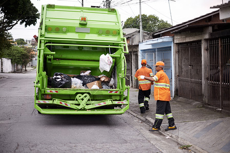 垃圾车、垃圾和在城市街道上提供收集服务的人，用于公共环境清洁工业高清图片素材