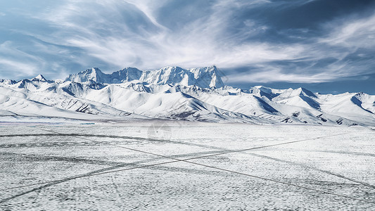冬季晨练雪山背景设计图片
