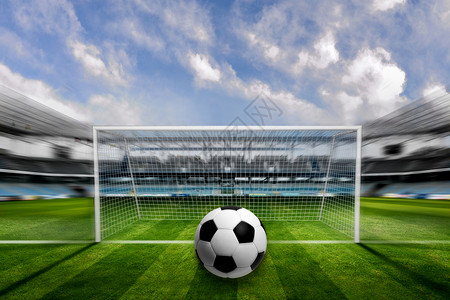 扎啤杯球门前的足球设计图片