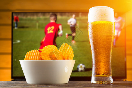山药薯片足球与啤酒设计图片