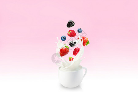 蓝莓草莓树莓牛奶水果组合设计图片