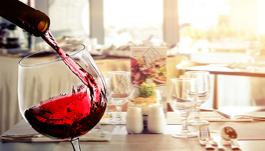 餐桌酒杯香醇红葡萄酒设计图片