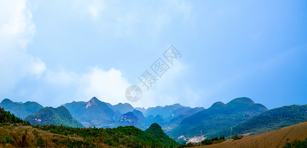 骑马草原唯美自然背景设计图片