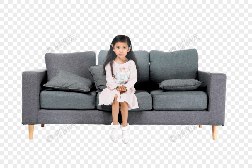 女孩坐在沙发上图片