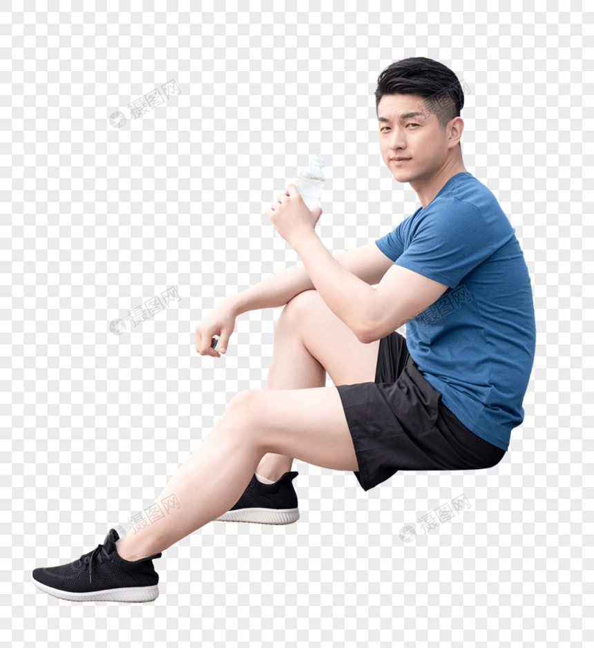 运动后坐着休息喝水放松的年轻男性图片