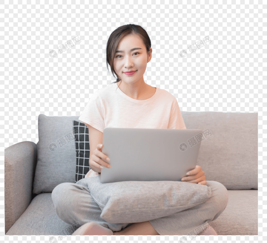 坐在沙发上玩电脑的年轻女性图片