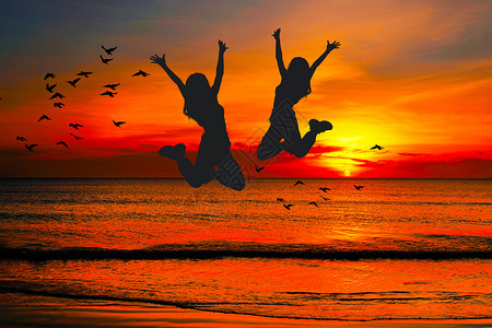 女人海边玩耍夕阳下的青春设计图片