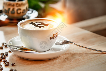 拿铁咖啡海报咖啡泡沫上的比特币符号设计图片