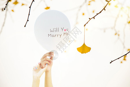 银杏树上的气球秋天的求婚设计图片