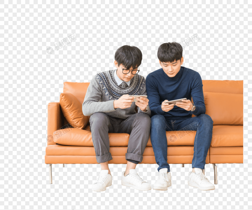 坐在客厅里玩手机的年轻人
